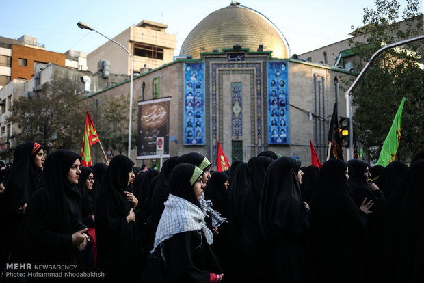 Students renew allegiance to Leader on Arbaeen Day