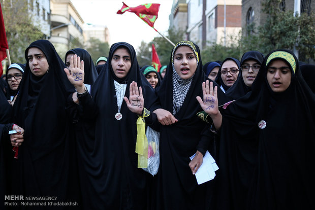 Students renew allegiance to Leader on Arbaeen Day