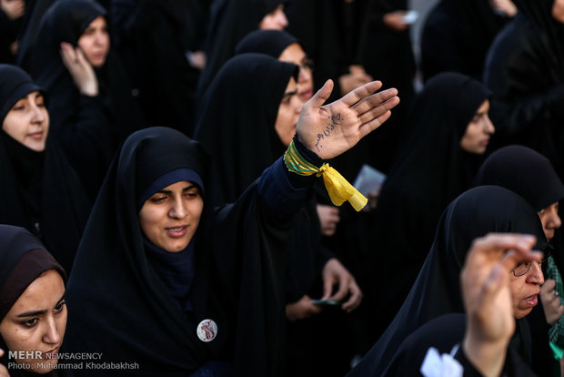 Students renew allegiance to Leader on Arbaeen Day