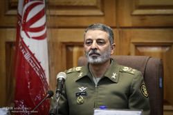 قائد الجيش الايراني يتفقد القوات الخاصة للتدخل السريع