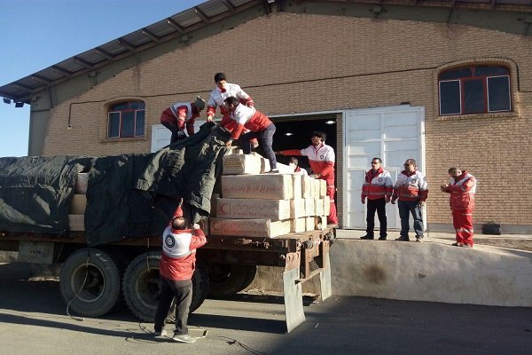 توزیع ۱۰۰ هزار بسته غذایی بین زلزله زدگان