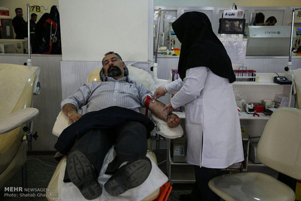 أهالي طهران يتبرعون بالدم