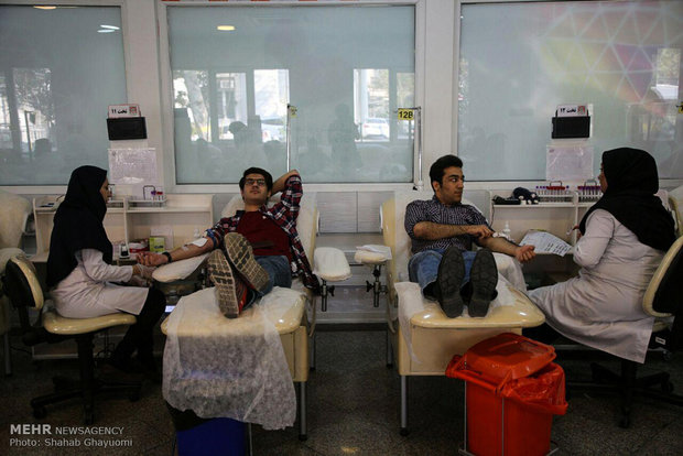 أهالي طهران يتبرعون بالدم