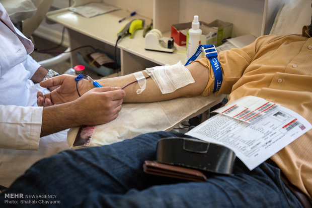 اهدای خون به زلزله‌زدگان کرمانشاه 
