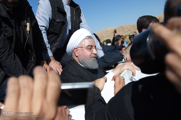 Rouhani visits quake-hit areas in Kermanshah