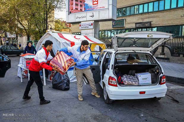 İran'ın dört bir yanından depremzedelere uzanan yardım eli