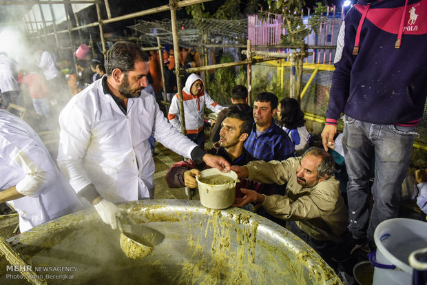 طبخ 84 هزارکیلوگرم آش نذری در شیراز