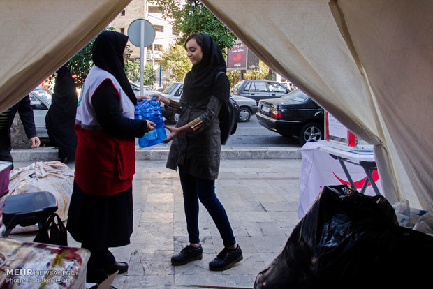 Iranians collect for quake hit compatriots