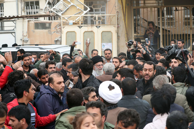 Leader pays a visit to earthquake-stricken areas