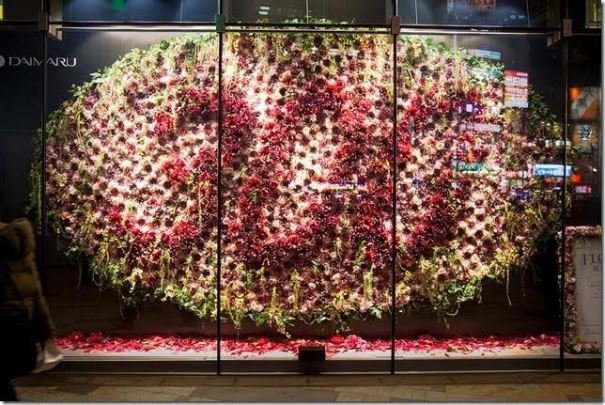 این تابلوی گل به حرکت افراد واکنش نشان می دهد