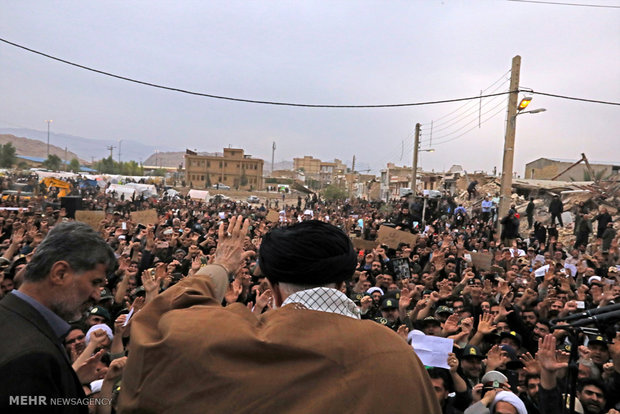 حضور رهبر معظم انقلاب اسلامی در مناطق زلزله زده استان کرمانشاه