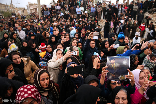 حضور رهبر معظم انقلاب اسلامی در مناطق زلزله زده استان کرمانشاه