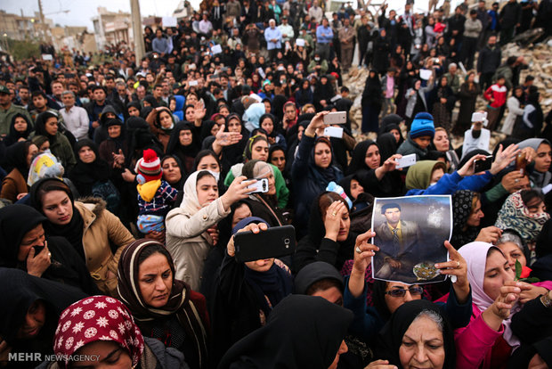 حضور رهبر معظم انقلاب اسلامی در مناطق زلزله زده استان کرمانشاه