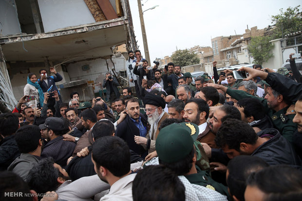 حضور رهبر معظم انقلاب اسلامی در مناطق زلزله زده استان کرمانشاه