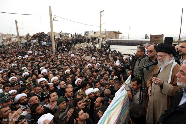 حضور رهبر معظم انقلاب اسلامی در مناطق زلزله زده استان کرمانشاه