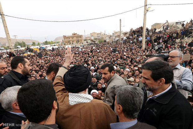 حضور رهبر معظم انقلاب اسلامی در مناطق زلزله زده استان کرمانشاه