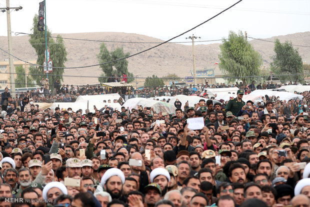 حضور رهبر معظم انقلاب اسلامی در مناطق زلزله زده استان کرمانشاه