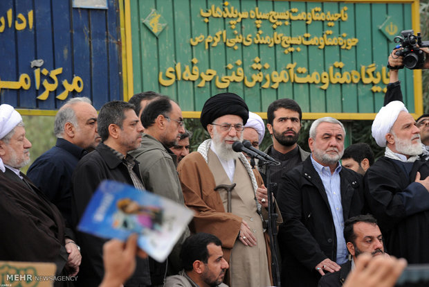 حضور رهبر معظم انقلاب اسلامی در مناطق زلزله زده استان کرمانشاه