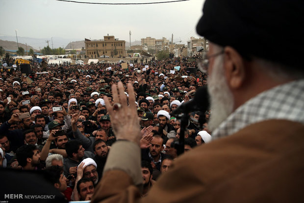 حضور رهبر معظم انقلاب اسلامی در مناطق زلزله زده استان کرمانشاه