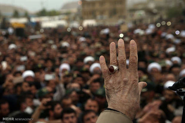 حضور رهبر معظم انقلاب اسلامی در مناطق زلزله زده استان کرمانشاه