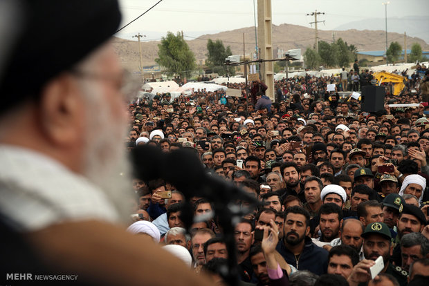 حضور رهبر معظم انقلاب اسلامی در مناطق زلزله زده استان کرمانشاه