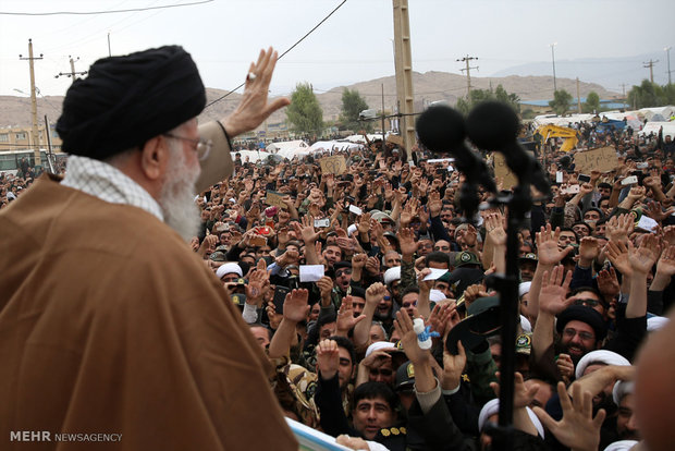 حضور رهبر معظم انقلاب اسلامی در مناطق زلزله زده استان کرمانشاه