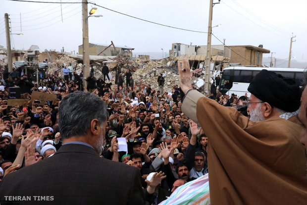 Ayatollah Khamenei inspects quake-hit Sarpol-e Zahab