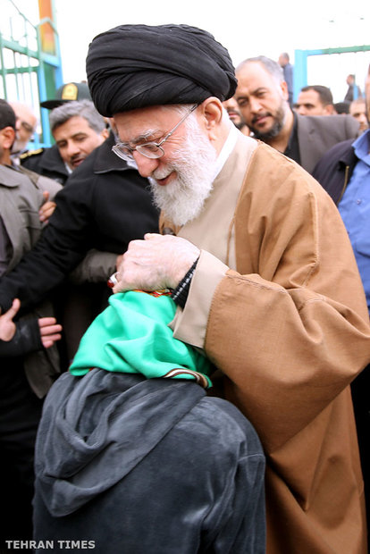 Ayatollah Khamenei inspects quake-hit Sarpol-e Zahab