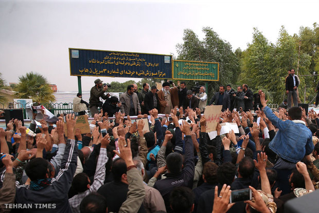 Ayatollah Khamenei inspects quake-hit Sarpol-e Zahab