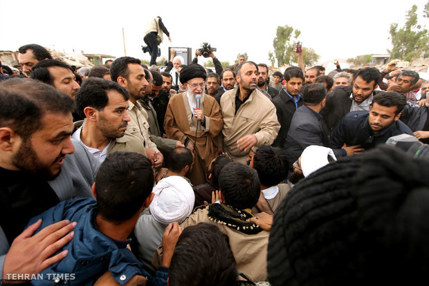 Ayatollah Khamenei inspects quake-hit Sarpol-e Zahab