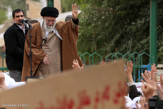 Ayatollah Khamenei inspects quake-hit Sarpol-e Zahab