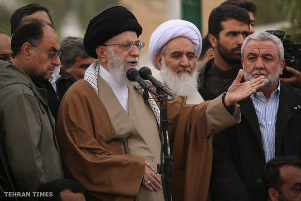 Ayatollah Khamenei inspects quake-hit Sarpol-e Zahab