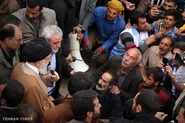 Ayatollah Khamenei inspects quake-hit Sarpol-e Zahab