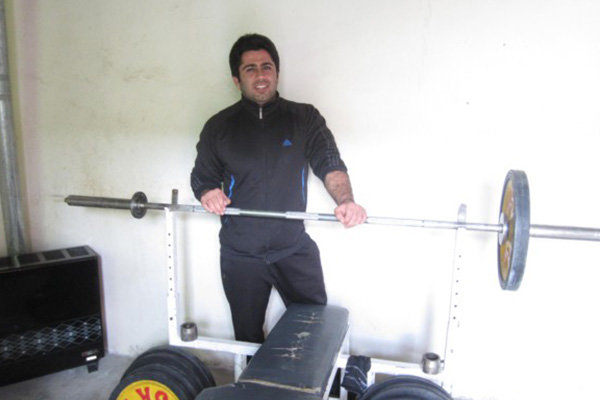 وزنه بردار پارس‌آبادی مدال جهانی خود را به زلزله‌زدگان بخشید