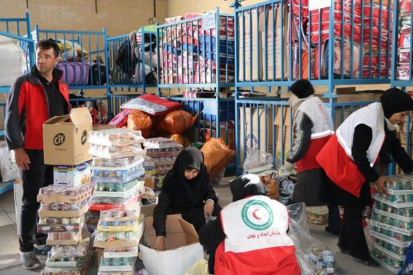 توزيع اكثر من 51 الف طرد غذائي بين منكوبي الزلزال في محافظة كرمانشاه 