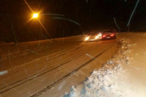 مسدود شدن گردنه «چری» کوهرنگ در پی بارش سنگین برف