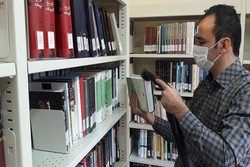 انجام عملیات غبار روبی منابع کتابخانه ملی منطقه غرب کشور در همدان