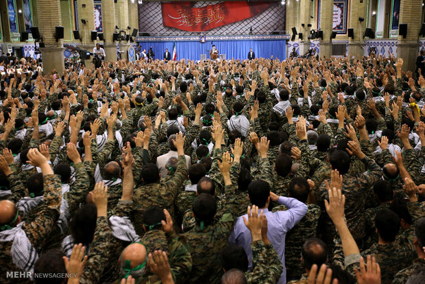 قائد الثورة الإسلامية يستقبل حشدا من التعبئة الشعبية
