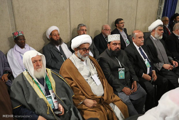 Leader receives participants at Ahl al-Bayt world summit