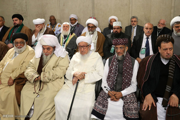 Leader receives participants at Ahl al-Bayt world summit