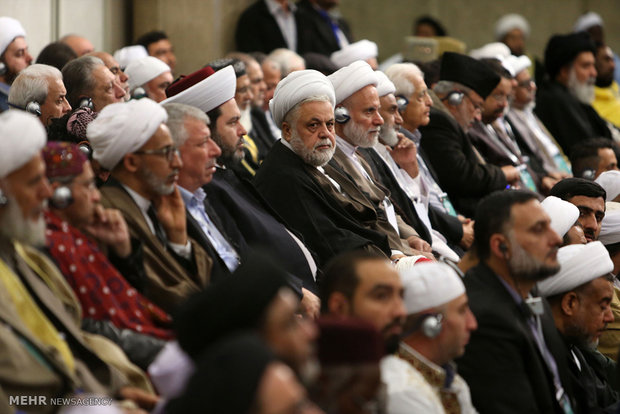 Leader receives participants at Ahl al-Bayt world summit