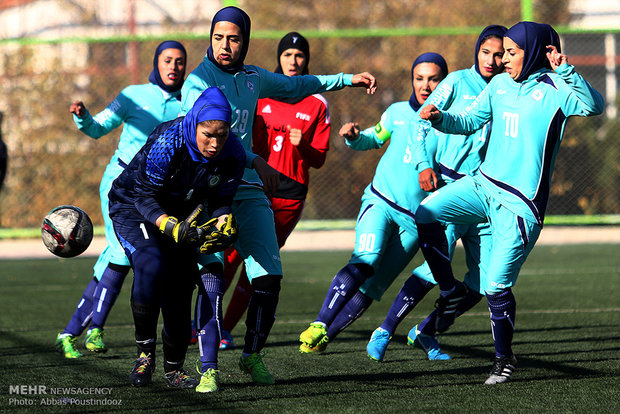 İran'daki kadınlar futbolundan kareler