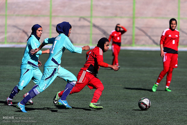 İran'daki kadınlar futbolundan kareler