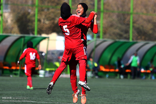 İran'daki kadınlar futbolundan kareler