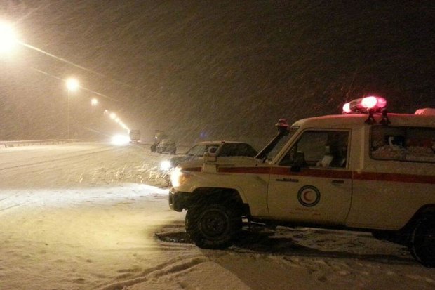 هلال احمر استان سمنان به ۱۳۰ خودروی گرفتار در برف امدادرسانی کرد