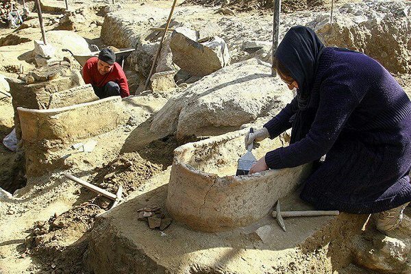 آغاز عملیات مرمت اموال منقول تاریخی مکشوفه از میدان امام(ره)همدان