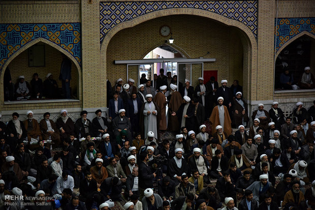 تداوم انقلاب اسلامی به روحانیت وابسته است