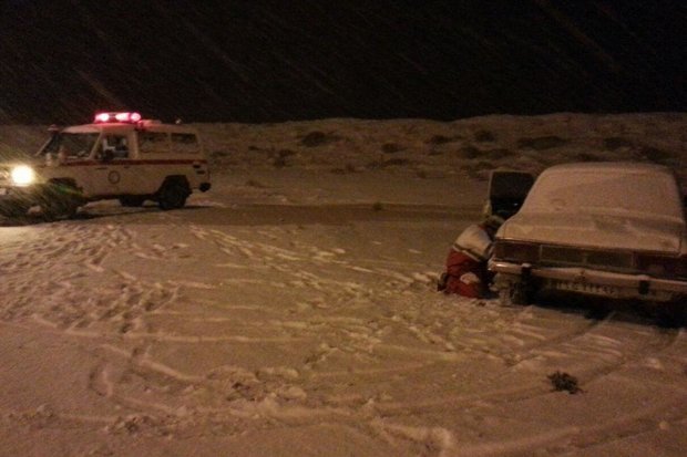 هلال احمر سمنان به ۵۸ خودرو گرفتار در برف امدادرسانی کرد