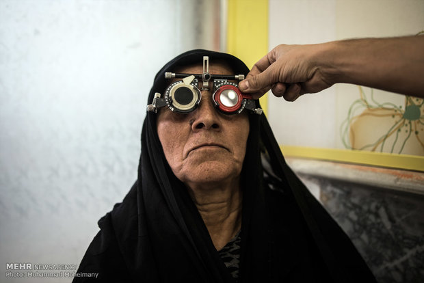 چشم پزشک در حال معاینه بیمار