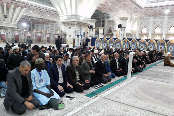 ادای احترام میهمانان کنفرانس وحدت اسلامی به مقام شامخ امام راحل
